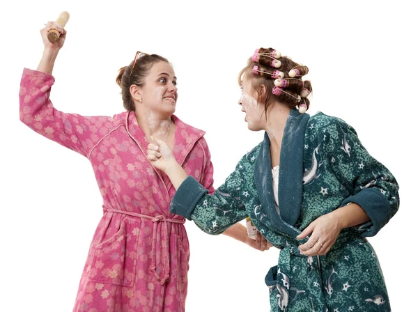 Twee jonge huisvrouwen strijd — Stockfoto