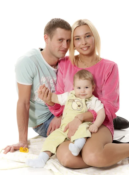 Der junge Mann und die Frau mit dem Kind auf weißem Hintergrund — Stockfoto
