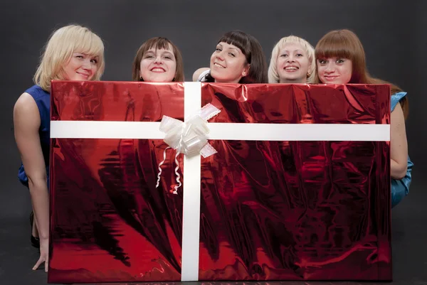 The girls with the big red box — Stock Photo, Image