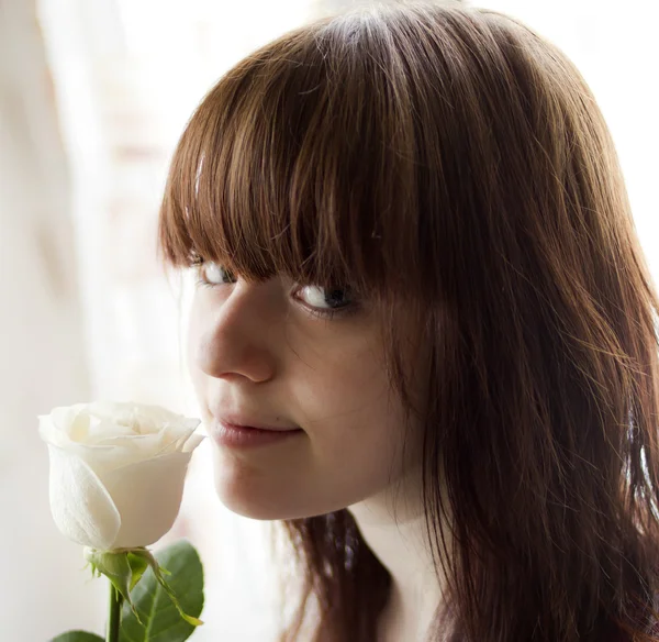Chica oliendo una rosa —  Fotos de Stock