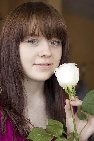 Mädchen riecht eine Rose — Stockfoto