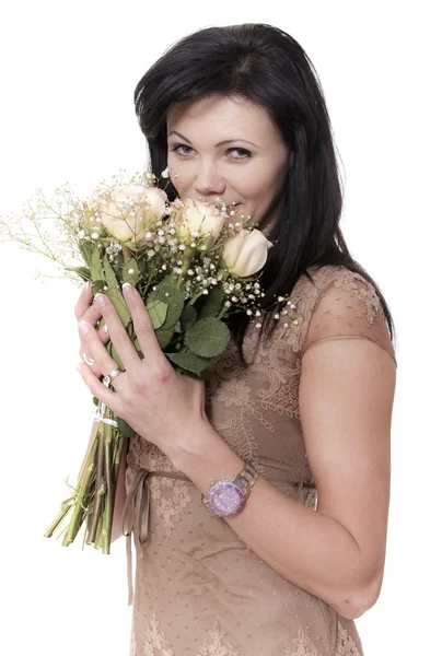 La femme contrôle un tas de fleurs et sourit — Photo