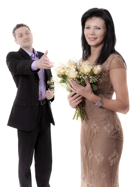 A gyönyörű nő birtokol irányít felső a bouquet, rózsa, az ember húzza a kéz — Stock Fotó
