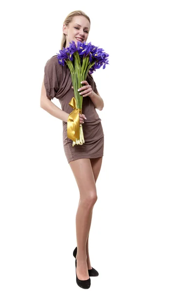 La blonde contrôle un bouquet d'iris — Photo