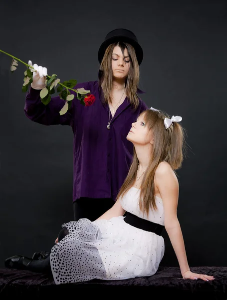 Deux filles avec une rose un fond noir — Photo