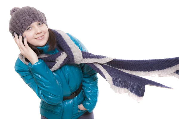 Ritratto alla giovane donna in berretto con sciarpa — Foto Stock