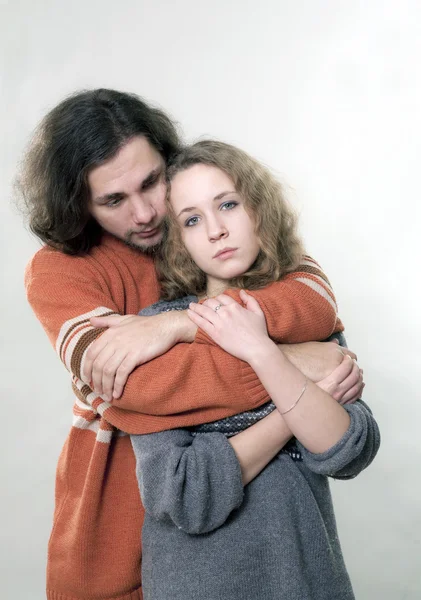 Ο νεαρός άνδρας αγκαλιάζει η νεαρή γυναίκα — Φωτογραφία Αρχείου