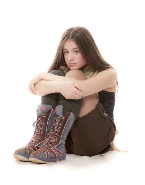 Smutná teenager sedí na bílém pozadí — Stock fotografie