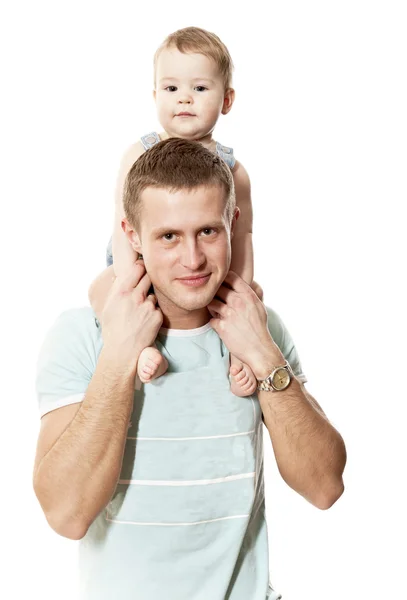 O jovem segura a criança nos ombros — Fotografia de Stock