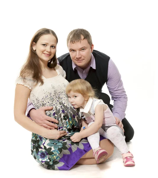 男と妊娠中の女性、女性の胃を小さな女の子待機に座る — ストック写真