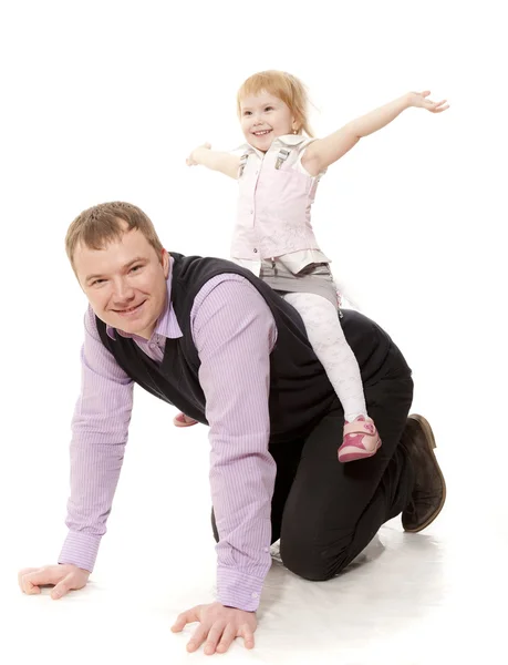 Het kind gaat op een rug van de man — Stockfoto