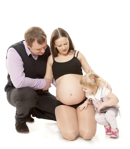 Det lilla barnet bekanta med en mage av gravid mamma — Stockfoto