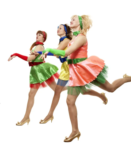 Три стильні молоді жінки в яскравих кольорових сукнях — стокове фото