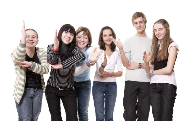 Группа подростков тянет за руки, что они видели — стоковое фото