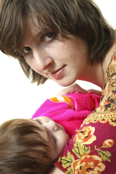 Die junge Frau legt sich mit dem Kind — Stockfoto