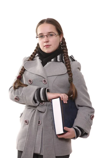 Schülerin hält größeres Buch in der Hand — Stockfoto