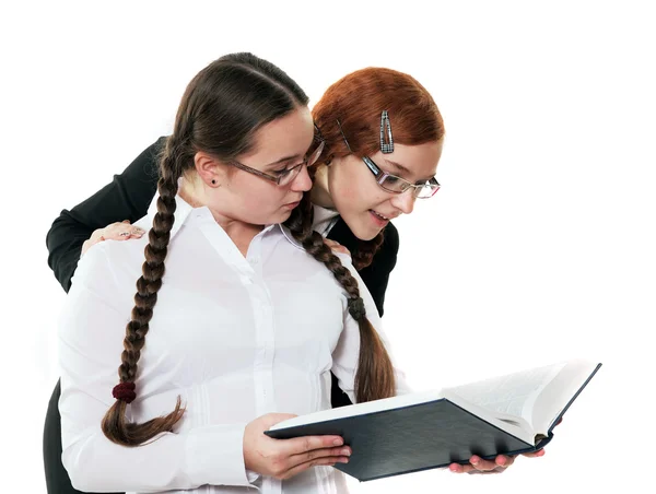 二人の女の子が本を読む — ストック写真
