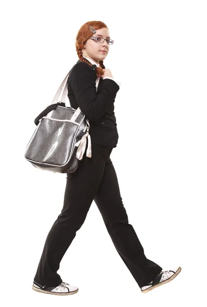 La ragazza trascina una borsa su uno sfondo bianco — Foto Stock