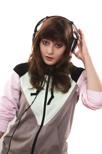 Chica escuchando la música en los auriculares —  Fotos de Stock