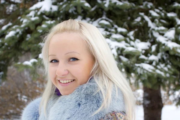 冬の木に対する若い女性の肖像画 — ストック写真