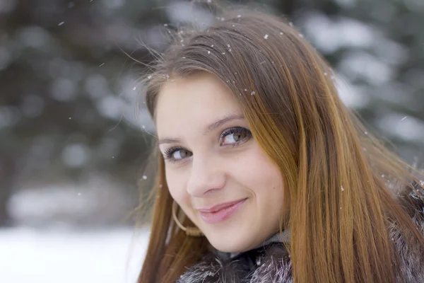Portret van de jonge vrouw tegen winter hout — Stockfoto