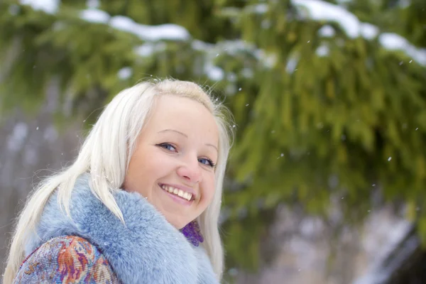 Menina de inverno atrás da árvore de neve — Fotografia de Stock