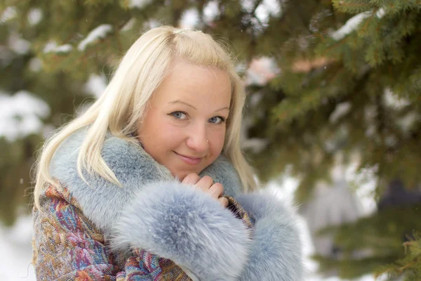 Téli lány mögött hó fa — Stock Fotó