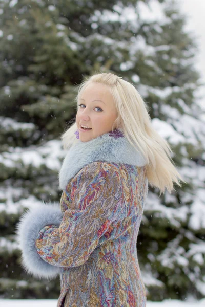 Vintern flickan bakom snö träd — Stockfoto