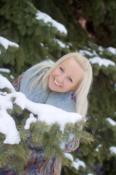 冬季雪树后面的女孩 — 图库照片