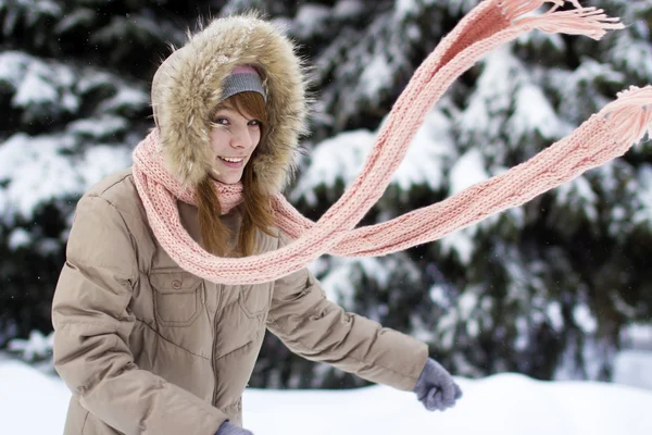 Зимняя девушка за снежным деревом — стоковое фото
