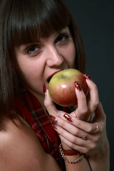Портрет молодой привлекательной девушки с яблоком — стоковое фото
