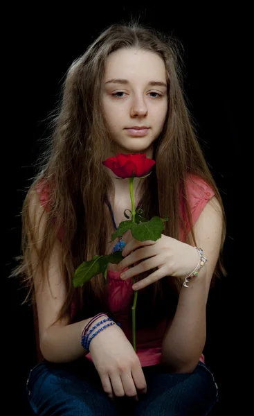Προσωπογραφία του κοριτσιού σε μαύρο φόντο — Φωτογραφία Αρχείου