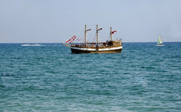 Crucero con turistas en el mar — Foto de Stock