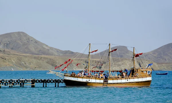 stock image Cruiser with tourists in sea