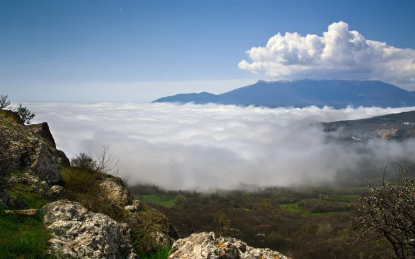 Cloudes over mountains — Stock Photo, Image