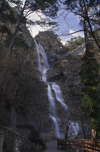 Водопад в горах — стоковое фото