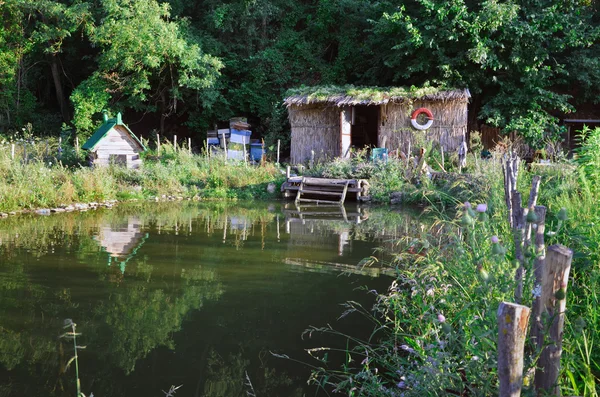 池の近くの古い小屋 — ストック写真