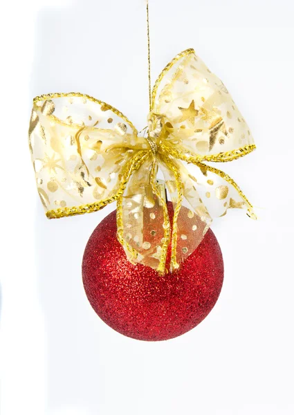 Vánoční červené koule s zlatým lukem — Stock fotografie