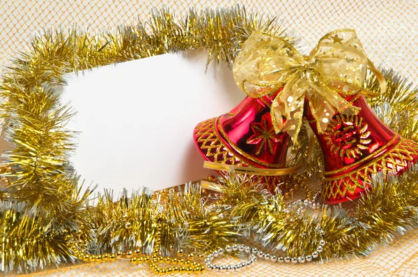 Weihnachtsglocken mit Lametta und Postkarte — Stockfoto