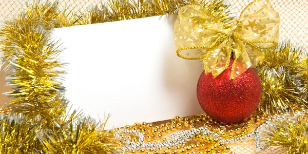 Bola de Navidad con oropel y postal —  Fotos de Stock