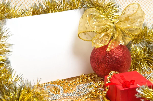 Bola de Navidad con caja y postal —  Fotos de Stock