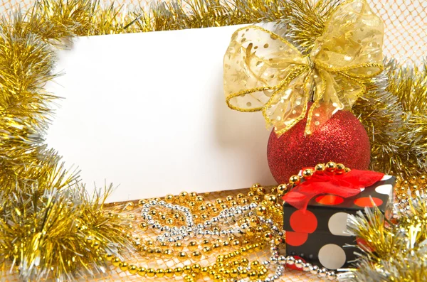 Bola de Natal com caixa e cartão postal — Fotografia de Stock