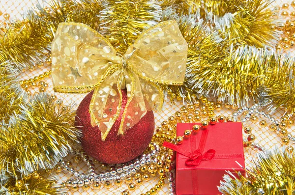 Christmas ball med låda — Stockfoto