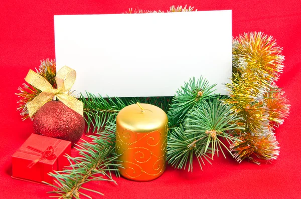 Decoraciones de Navidad con tarjeta en rojo —  Fotos de Stock