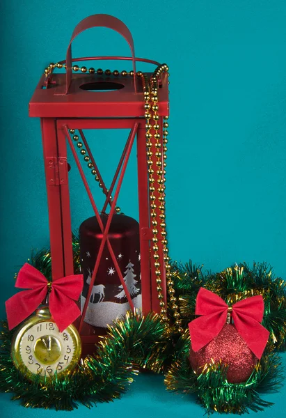 Рождественское украшение со свечой — стоковое фото