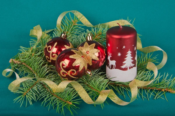 Decorazioni natalizie con candela e abete rosso — Foto Stock
