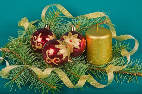 Decoraciones navideñas con vela y abeto — Foto de Stock