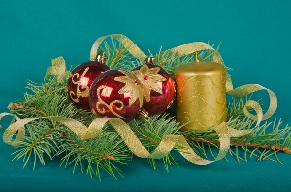 圣诞装饰品与蜡烛和云杉 — 图库照片