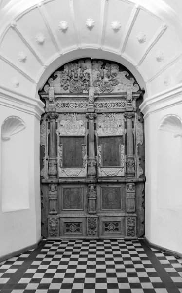 老教堂木质门 — 图库照片