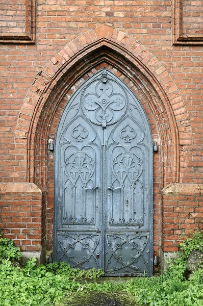 오래 된 고딕 양식의 교회 금속 도어 — 스톡 사진